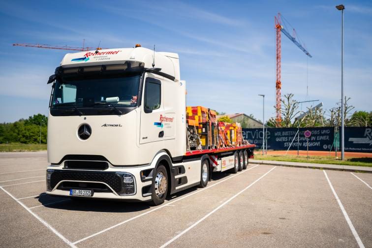 Schwerlasttransport mit Kranladung